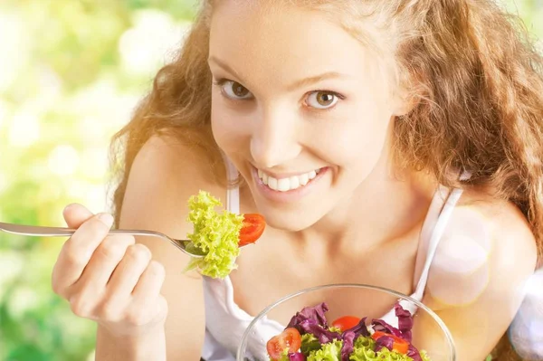 Woman eating fresh salad — Stock Photo, Image