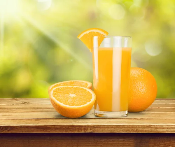 Gros Plan Jus Orange Frais Savoureux Dans Verre Sur Table — Photo