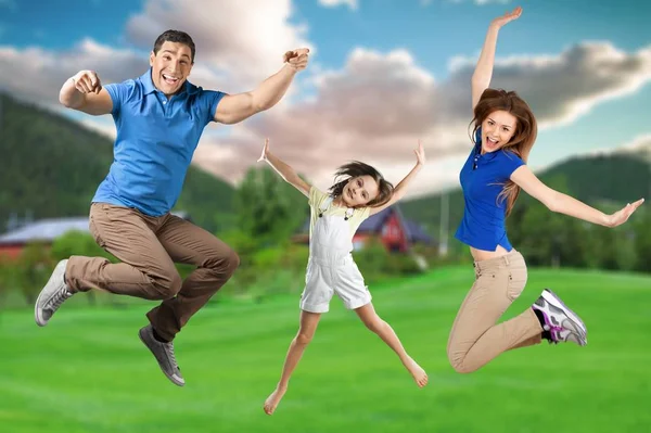 Aile Parkta Zıplıyor — Stok fotoğraf
