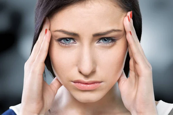 頭痛を持つ若い女性 — ストック写真