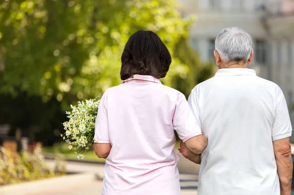 Portrait Heureux Couple Personnes Âgées Dans Rue — Photo