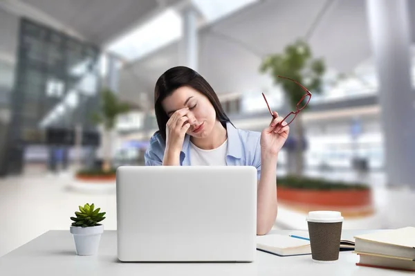 Tired Young Businesswoman Working Laptop — ストック写真