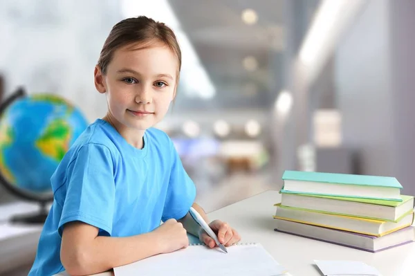 Menina Bonito Com Uma Pilha Livros — Fotografia de Stock