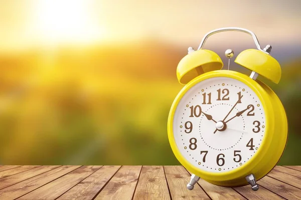 Relógio Alarme Amarelo Mesa Madeira — Fotografia de Stock