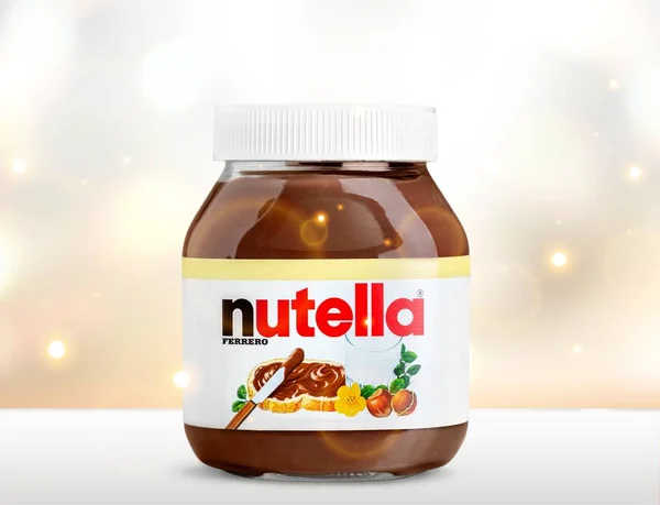 Nutella Fındıklı Kavanoz Işık Arka Plan Üzerine Yayılmış — Stok fotoğraf
