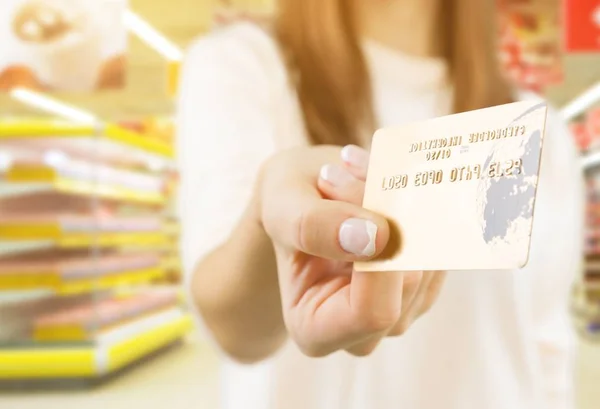 Ung Kvinna Som Ger Kreditkort — Stockfoto
