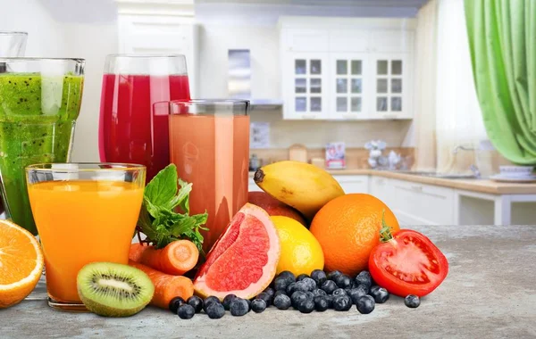 Verschillende Gezonde Sappen Met Vers Fruit — Stockfoto