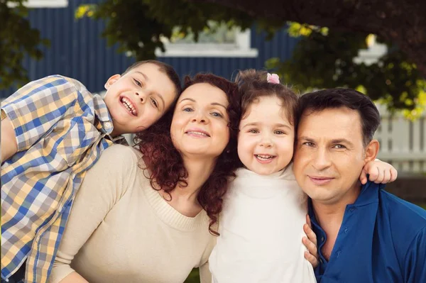 Young Family Home Smiling Camera — Stock Photo, Image