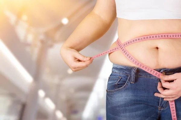 腹部肥胖的妇女拿着测量带 — 图库照片