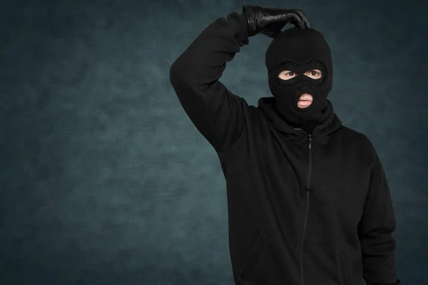 Tjuv i svart balaclava — Stockfoto