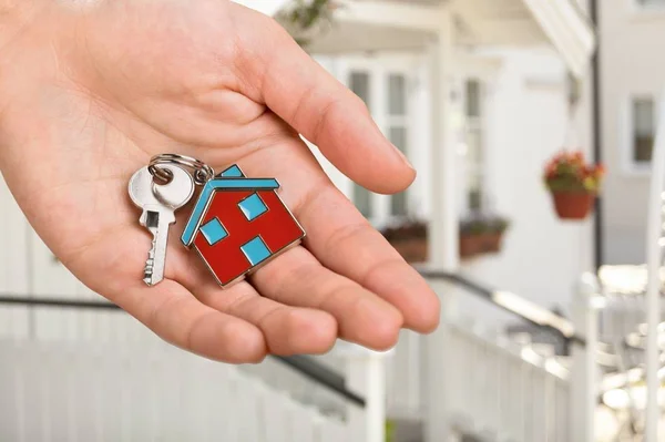 Mão Segurando Modelo Casa Chave — Fotografia de Stock