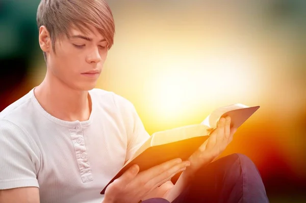 Hombre Leyendo Viejo Libro Pesado Fondo — Foto de Stock