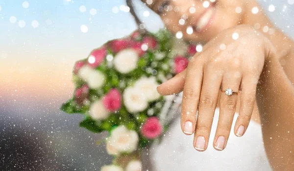 Nevěsta Drží Kytici Květin Ukazující Prsten — Stock fotografie