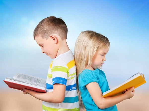 Niño Niña Con Libros Pie —  Fotos de Stock