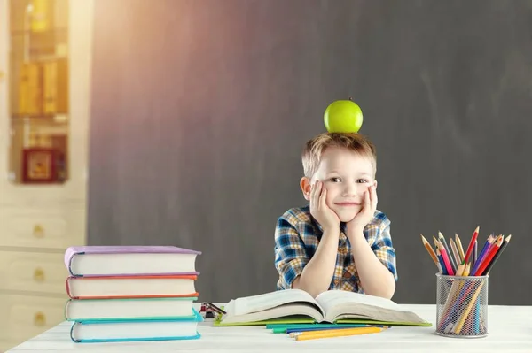 Netter Kleiner Junge Mit Büchern — Stockfoto