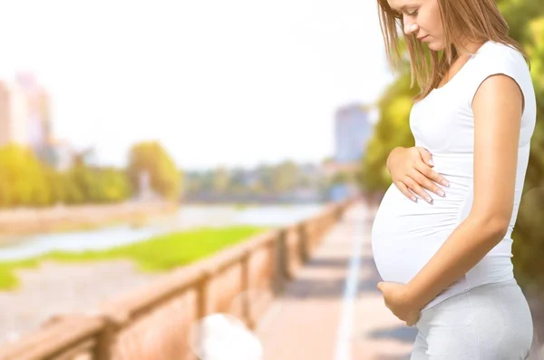 Młoda Kobieta Ciąży Niewyraźnym Tle — Zdjęcie stockowe