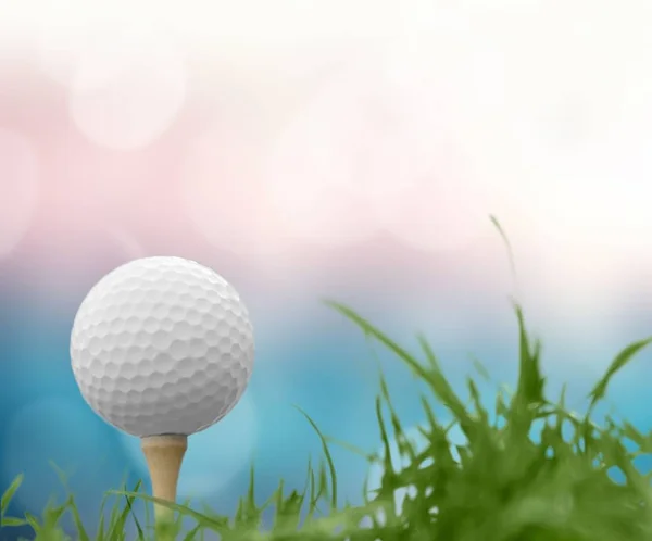 Golfball Auf Dem Abschlag Auf Grünem Gras — Stockfoto