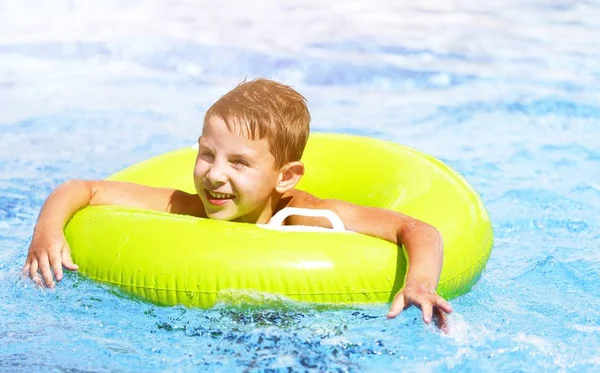 Μικρό Αγόρι Που Κολυμπάει Στην Πισίνα — Φωτογραφία Αρχείου