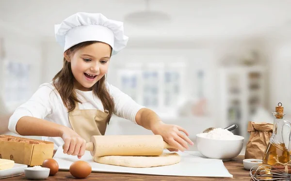 Klein Meisje Koken Keuken — Stockfoto