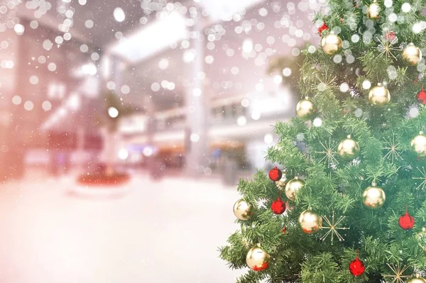 Διακοσμημένο Χριστουγεννιάτικο Δέντρο Και Μπιχλιμπίδια — Φωτογραφία Αρχείου