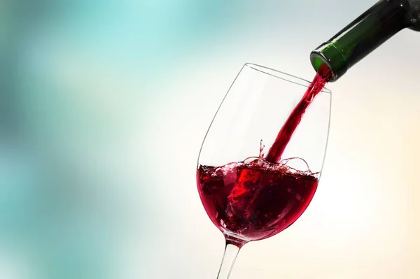 Kırmızı Şarap Kadehinin Dökme — Stok fotoğraf