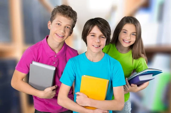 Grupo Estudiantes Con Libros Sonriendo Cámara — Foto de Stock