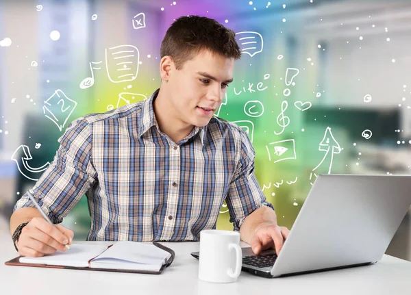 Jovem Homem Bonito Usando Computador Portátil — Fotografia de Stock