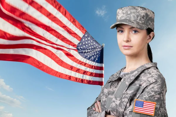 Mujer Soldado Del Ejército Mirando Cámara — Foto de Stock