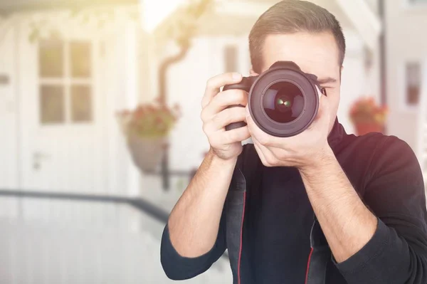 Jovem Fotógrafo Com Câmera Estúdio — Fotografia de Stock