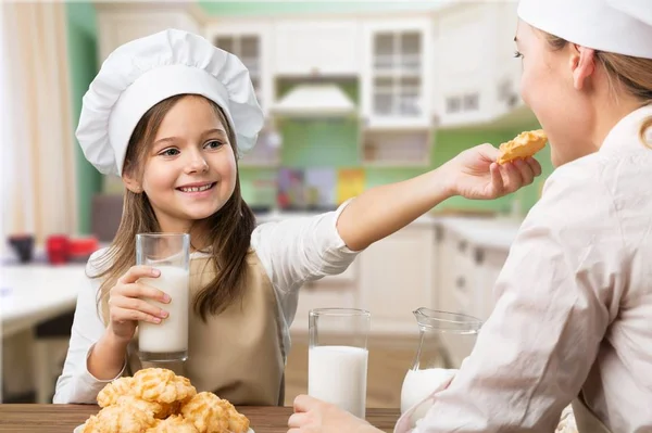 Porträt Eines Entzückenden Kleinen Mädchens Und Ihrer Mutter Mit Keksen — Stockfoto