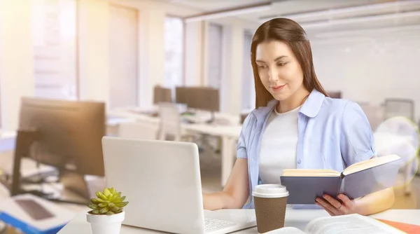 Mujer Joven Con Portátil Cafetería —  Fotos de Stock