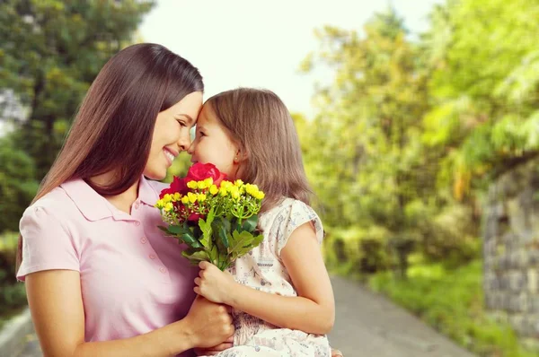 Retrato Feliz Mãe Filha Com Flores — Fotografia de Stock