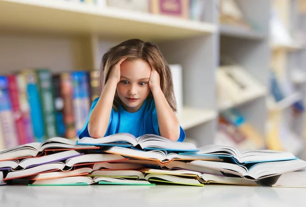 Bulanık Arka Plan Kitapları Olan Yorgun Küçük Bir Kız — Stok fotoğraf