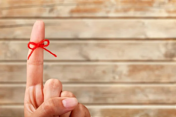 Seilbogen Auf Fingerzeig Auf Verschwommenem Hintergrund — Stockfoto