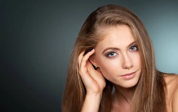 Retrato Jovem Mulher Atraente Com Maquiagem — Fotografia de Stock