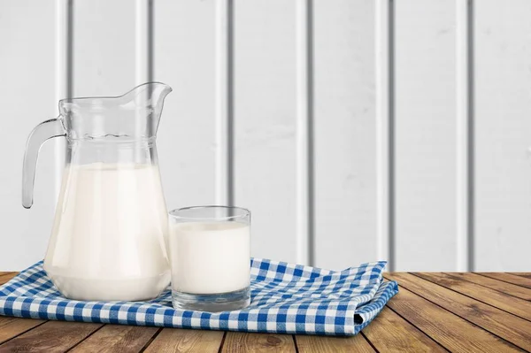 Kruik Glas Met Melk Houten Tafel — Stockfoto