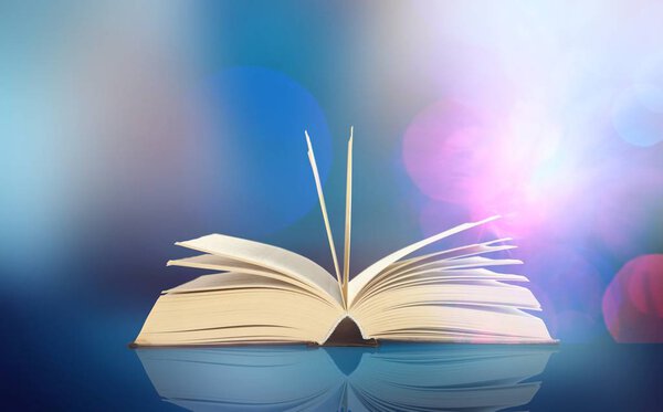 Крупный план открытой книги на столе
