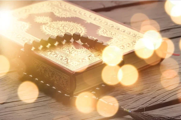 Ισλαμική Βιβλίο Κοράνι Στο Ξύλινο Τραπέζι — Φωτογραφία Αρχείου