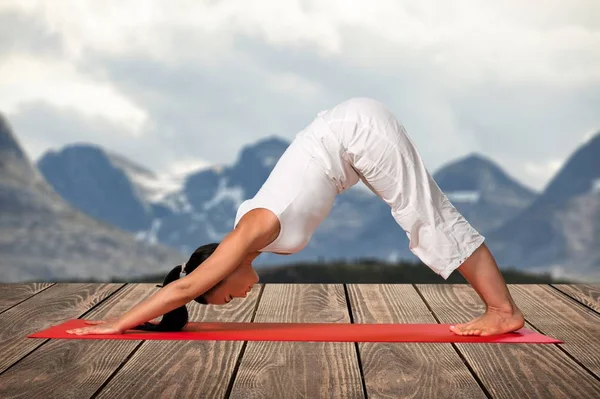 Woman Doing Yoga Beach — Stock Photo, Image