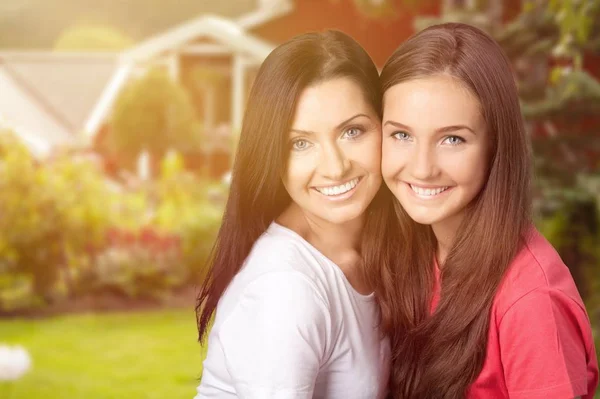 Glückliche Mutter Und Tochter Beim Umarmen — Stockfoto