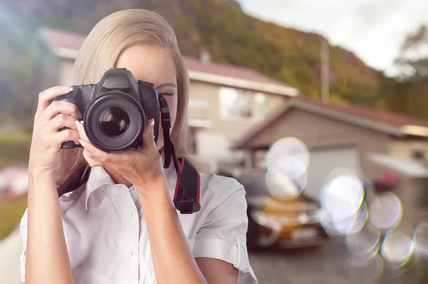 Wanita Muda Fotografer Dengan Kamera — Stok Foto