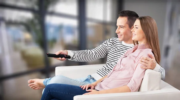 Jeune Couple Regarder Télévision Maison — Photo