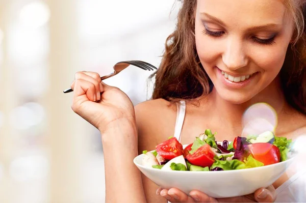 Joven Feliz Mujer Comer Fresco Ensalada —  Fotos de Stock