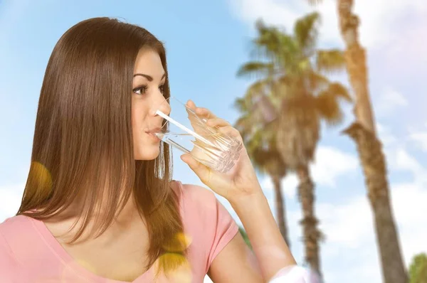 Mujer Joven Bebiendo Agua —  Fotos de Stock