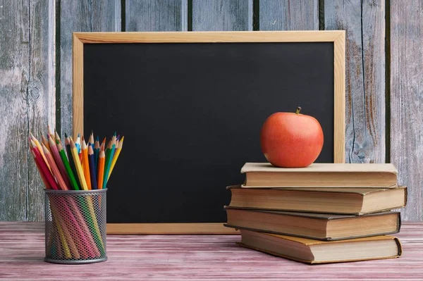 Maçã Sobre Livros Lápis Quadro Negro Educação Fundo — Fotografia de Stock