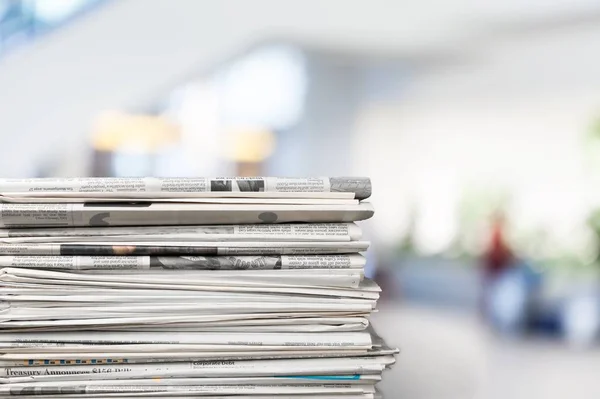 Zeitungsstapel Auf Einem Holztisch — Stockfoto