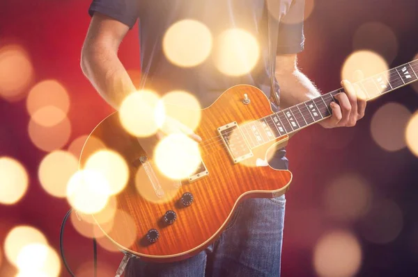 Pria Bermain Gitar Akustik — Stok Foto