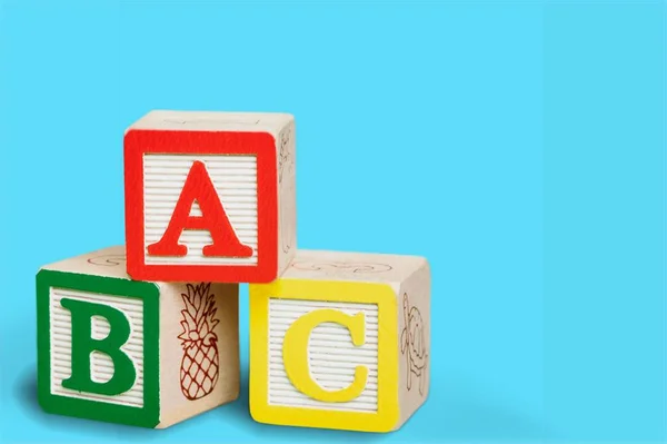 Bloques de juguete de colores con letras —  Fotos de Stock