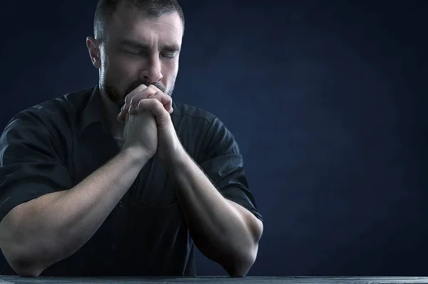 Молодой Человек Молится Заднем Плане — стоковое фото