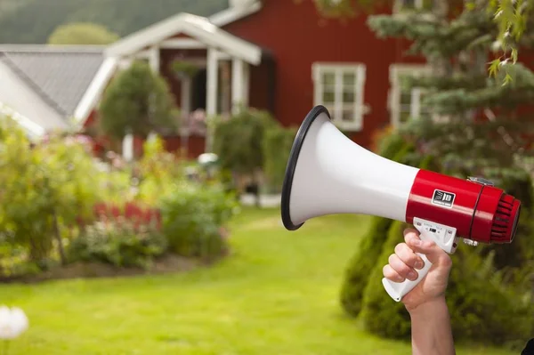 Mujer rubia con altavoz — Foto de Stock